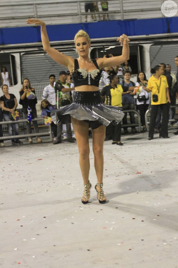 Ana Hickmann é madrinha da escola de samba paulista Vai-Vai pelo terceiro ano consecutivo