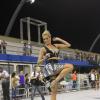 Ana Hickmann mostra seu 1,20 m de pernas no ensaio da Vai-Vai em São Paulo
