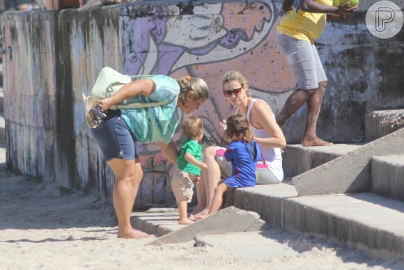 Luana Piovani aproveita o dia de sol para levar o filho, Dom, à praia no Rio