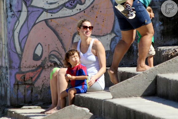 Luana Piovani brinca com o filho, Dom, em praia do Rio de Janeiro, nesta quarta-feira, 30 de julho de 2014
