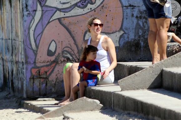Luana Piovani brinca com o filho Dom em tarde de praia do Rio de Janeiro
