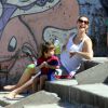 Luana Piovani hidrata o filho, Dom, em dia de praia no Rio de Janeiro