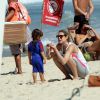 Luana Piovani brinca com o filho, Dom, na praia do Leblon, no Rio, e entra no mar