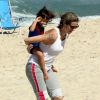 Luana Piovani leva o filho, Dom, à praia e brinca de cavalinho com o pequeno no Rio