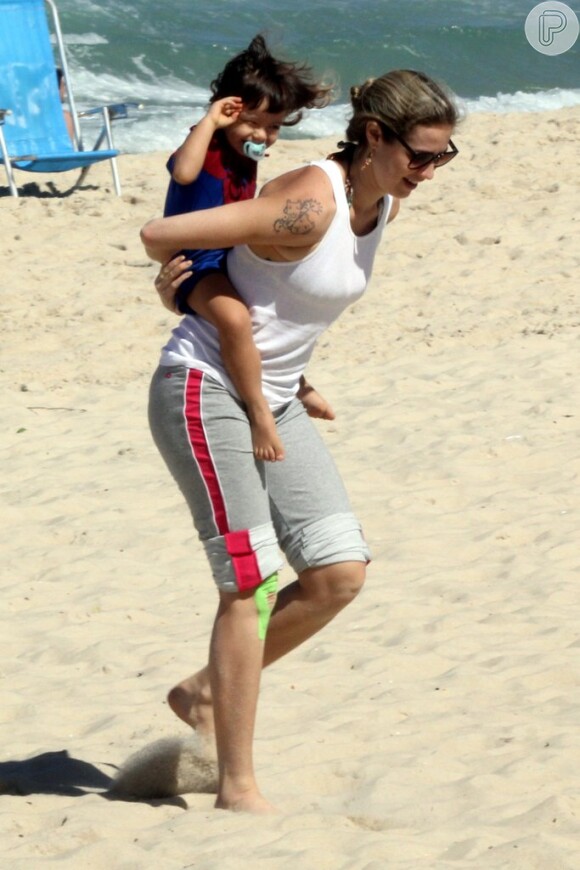 Luana Piovani leva o filho, Dom, à praia e brinca de cavalinho com o pequeno no Rio