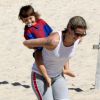 Luana Piovani brinca com o filho, Dom, na praia do Leblon, no Rio, e entra no mar