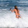 Luana Piovani mergulha em praia do Leblon, no Rio, após brincar com o filho, Dom, em praia do Rio de Janeiro