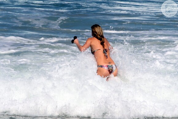 Luana Piovani mergulha em praia do Leblon, no Rio, após brincar com o filho, Dom, em praia do Rio de Janeiro