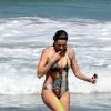 Luana Piovani toma banho de mar após brincar com o filho em praia no Rio de Janeirio