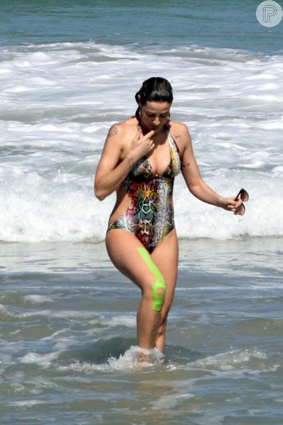 Luana Piovani toma banho de mar após brincar com o filho em praia no Rio de Janeirio