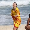 Luana Piovani mostra corpão ao entrar no mar no Rio de Janeiro