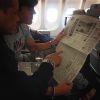 Amigos de Neymar brincam com jornal japonês durante viagem interrompida para Tóquio