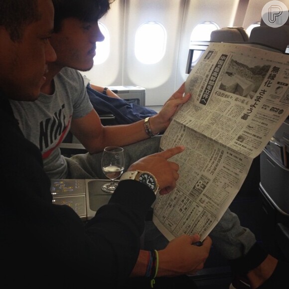 Amigos de Neymar brincam com jornal japonês durante viagem interrompida para Tóquio