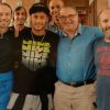 Neymar com a equipe do restaurante, onde ganhou um prato feito especialmente para ele