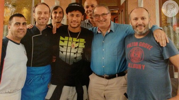 Neymar com a equipe do restaurante, onde ganhou um prato feito especialmente para ele