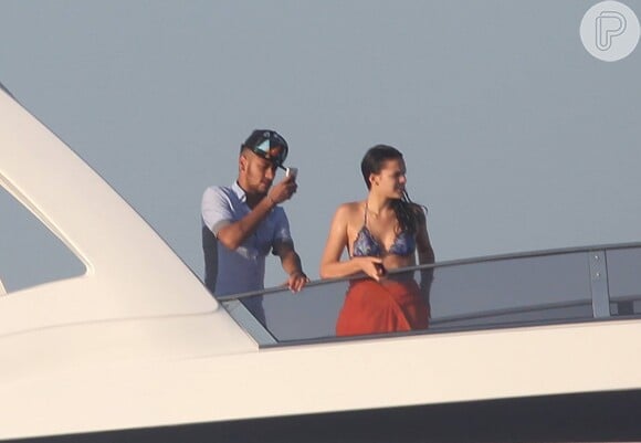 No final de semana, Neymar teve a companhia de Bruna Marquezine em Ibiza
