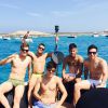 Em Ibiza, Neymar não entrou no mar por causa da cinta que continua usando