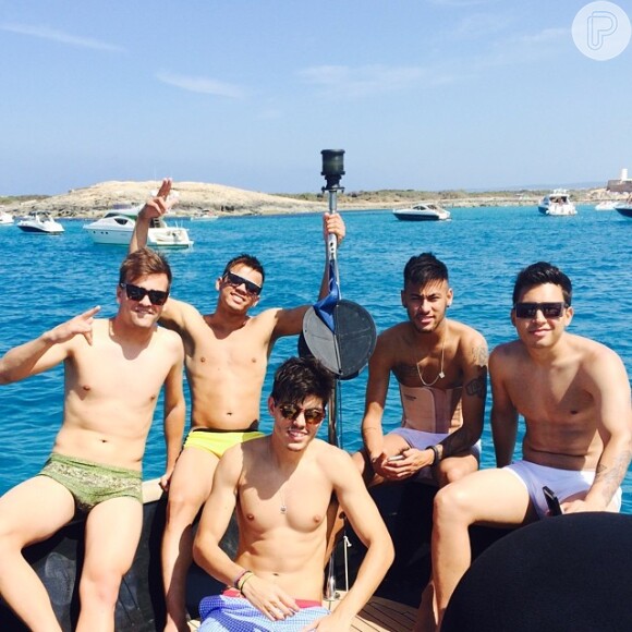 Em Ibiza, Neymar não entrou no mar por causa da cinta que continua usando