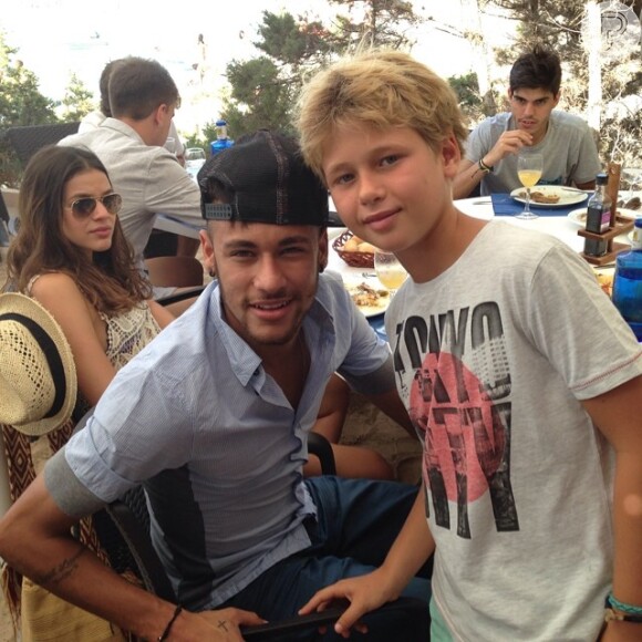 Bruna Marquezine ao lado de Neymar, que tira foto com fã em Ibiza