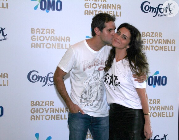 No bazar realizado no Rio, Giovanna Antonelli recebeu o carinho do marido, Leonardo Nogueira