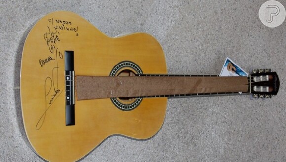 Um violão autografado por Zezé Di Camargo & Luciano também será leiloado no bazar de Giovanna Antonelli