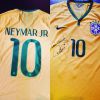 Uma camisa autografada por Neymar está entre os objetos que serão leiloados no bazar de Giovanna Antonelli