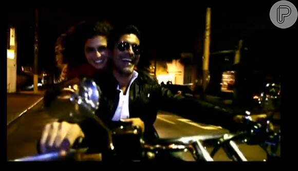 Junno Andrade anda de moto com Monaliza Marchi em clipe