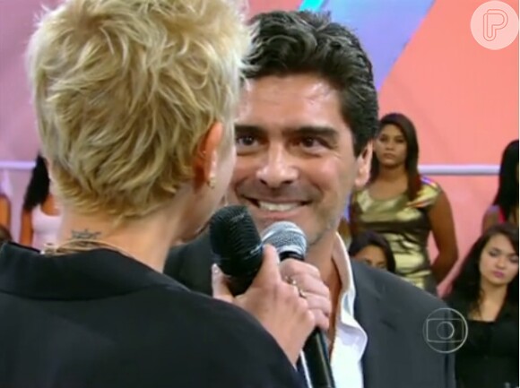 Junno Andrade concersa com Xuxa no programa da TV Globo