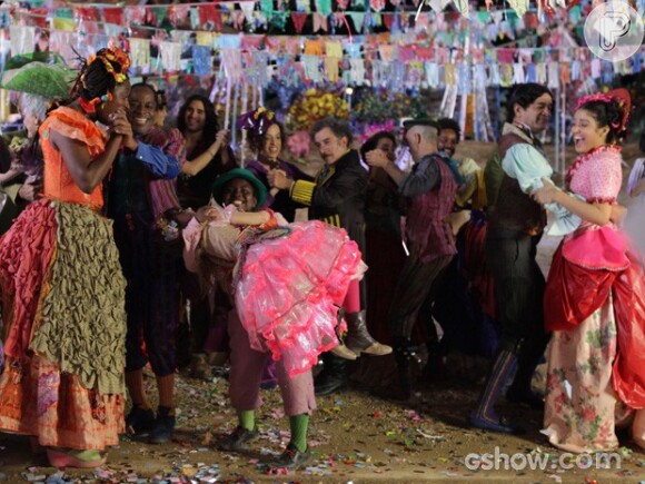 Todos dançam na festa de casamrnto do último capítulo de 'Meu Pedacinho de Chão'