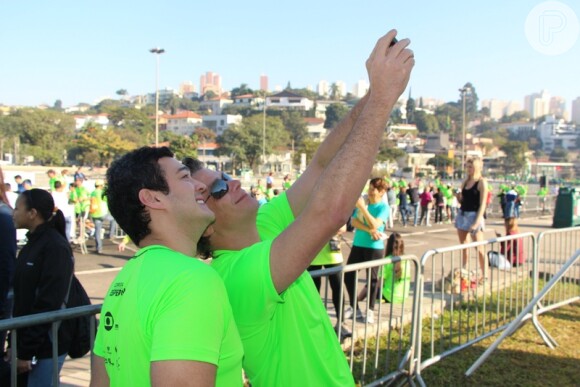 Fábio Assunção aproveitou para fazer uma selfie com Marcos Veras, que também participou do evento
