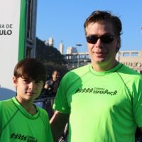 Fábio Assunção participa com o filho, João, de corrida do 'Criança Esperança'