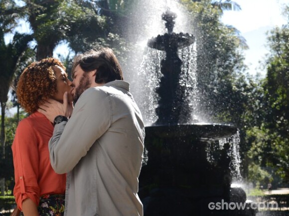 Verônica (Taís Araújo) e Herval (Ricardo Tozzi) fazem passeio romântico juntos, em 'Geração Brasil'