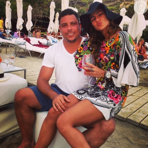 Paula Morais e Ronaldo estão curtindo férias em Ibiza, na Espanha