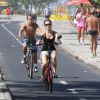Bianca Bin ouve música durante passeio de bicicleta na Barra da Tijuca, Zona Oeste do Rio de Janeiro