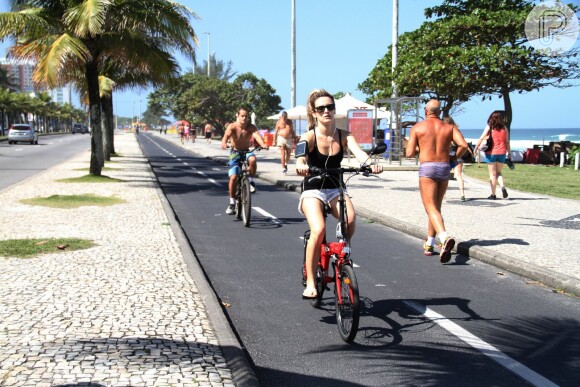 Bianca Bin mostra corpo em forma durante passeio na orla da Barra da Tijuca, no Rio de Janeiro. Atriz está no ar como Vitória, da novela 'Boogie Oogie'