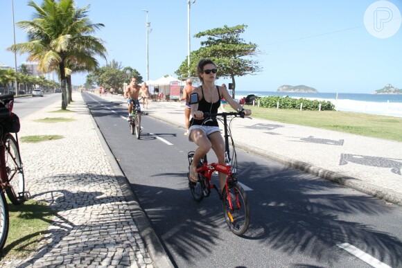 Bianca Bin passeia de bicicleta na Barra da Tijuca, Zona Oeste do Rio de Janeiro. Atriz