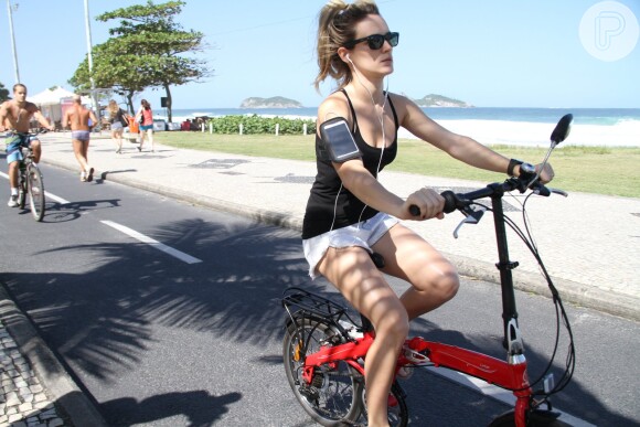 Bianca Bin passeia de bicicleta na Barra da Tijuca, Zona Oeste do Rio de Janeiro nesta quarta-feira, 6 de agosto de 2014