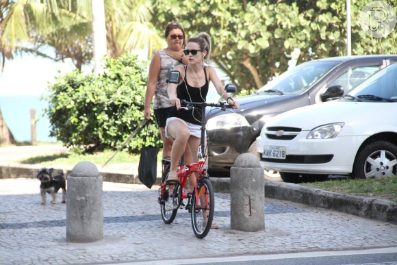 Bianca Bin ouve música durante passeio de bicicleta no Rio de Janeiro