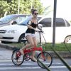 Bianca Bin passeia de bicicleta na Barra da Tijuca, Zona Oeste do Rio de Janeiro. Atriz
