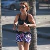 Adriana Esteves gosta de correr na orla da praia