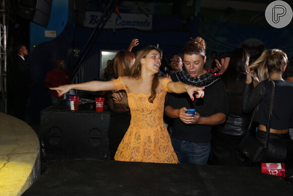 Carolina Dieckmann dançou muito funk na festa de 40 anos de Preta Gil, no Rio de Janeiro