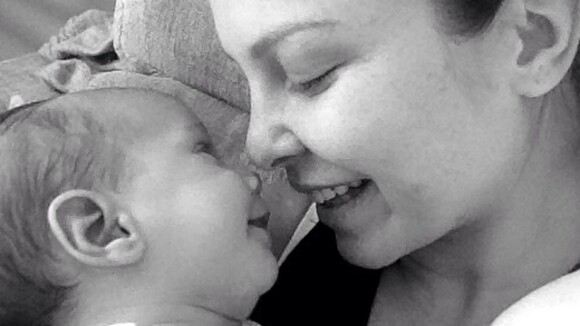 Bárbara Borges publica foto do filho sorrindo: 'Se conhecendo cada vez mais'