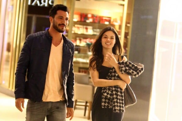 Isis Valverde passeia toda sorridente ao lado do ator mexicano Uriel del Toro em shopping no Rio. Atriz disse em recente entrevista que está solteira