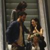Isis Valverde conversa com o ator mexicano Uriel del Toro em escadaria de shopping no Rio