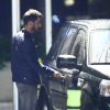 Após o passeio com Isis Valverde, ator Uriel del Toro segue para o carro da atriz