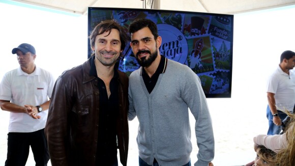 Juliano Cazarré e Murilo Rosa posam juntos em eveto de leitura na orla do Rio