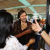 Murilo Rosa posou sorridente com os fãs que o abordaram no local