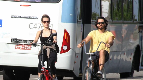 Bianca Bin, de 'Boogie Oogie', passeia de bicicleta com o marido na orla do Rio