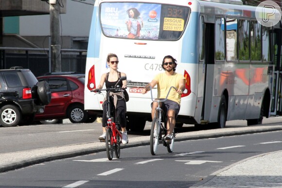 Bianca Bin andou de bicicleta com o marido, Pedro Brandão