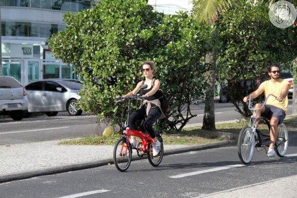 Bianca Bin mostrou disposição e boa forma ao pedalar com o marido